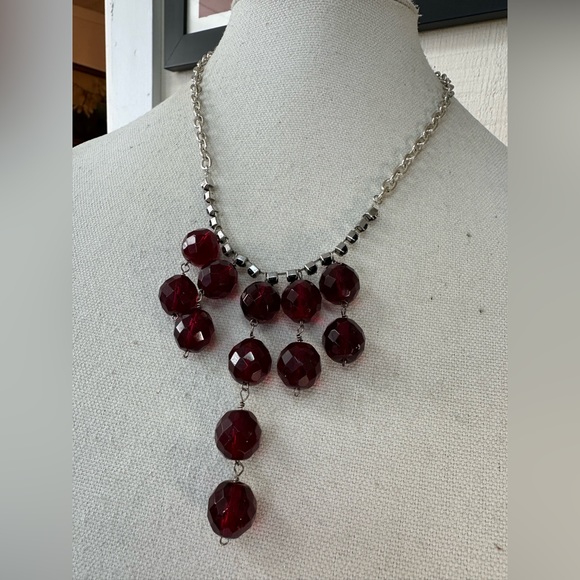 Funky older red drippy bead and black rhinestone necklace - Picture 4 of 7